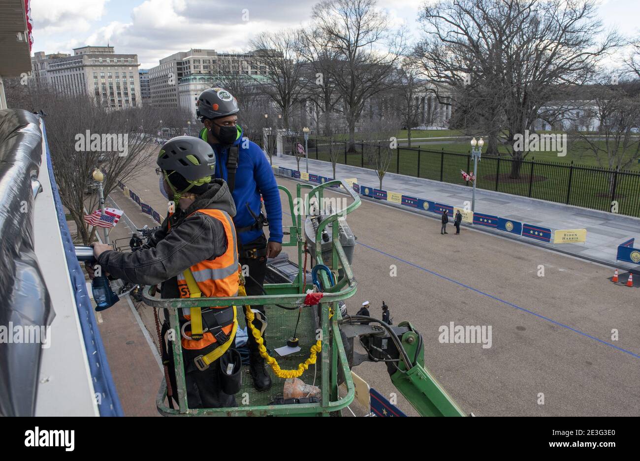 Washington, États-Unis. 18 janvier 2021. Les ouvriers pendent des bannières sur le stand de révision de Pennsylvania Avenue, de l'autre côté de la rue, depuis la Maison Blanche à Washington, DC, le lundi 18 janvier 2021. Le président Donald Trump quittera la matinée du mercredi 21 janvier 2021, alors que Joe Biden sera assermenté en tant que 46e président des États-Unis. Photo de Pat Benic/UPI crédit: UPI/Alay Live News Banque D'Images