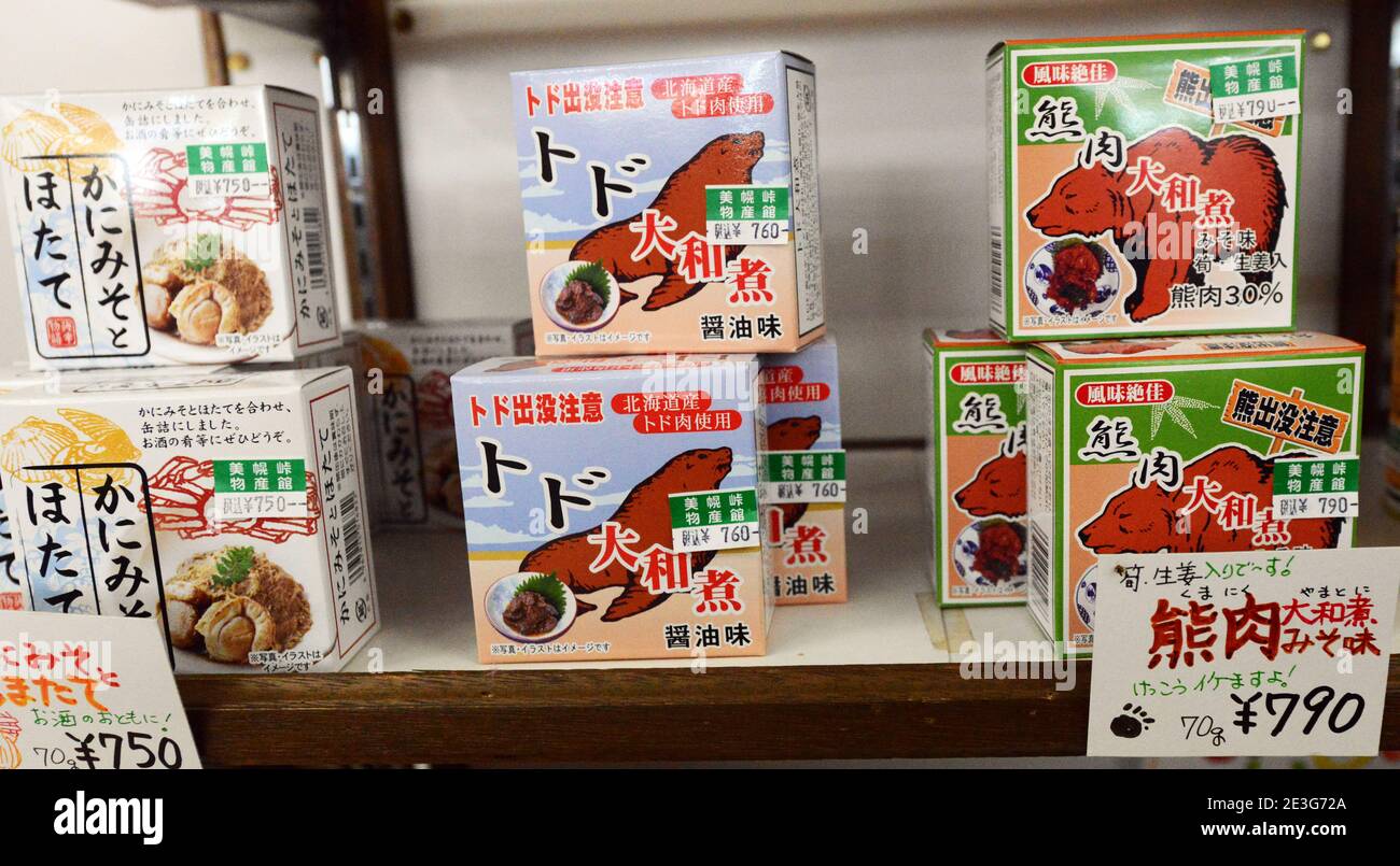 Viande d'ours et de phoque en conserve vendue dans un magasin à Hokkaido, au Japon. Banque D'Images