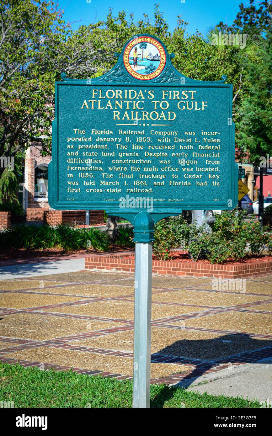 Un panneau vert historique de l'État de Floride rend hommage au premier chemin de fer de l'Atlantique au golfe de Floride au Ameila Island Welcome Center, situé à Fernandina, Banque D'Images