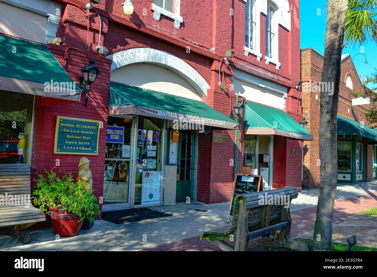 Un ancien bâtiment commercial en briques de style floridien érigé en 1880 abrite maintenant le plus ancien restaurant de Fernandina Beach, le Marina Seafood Banque D'Images