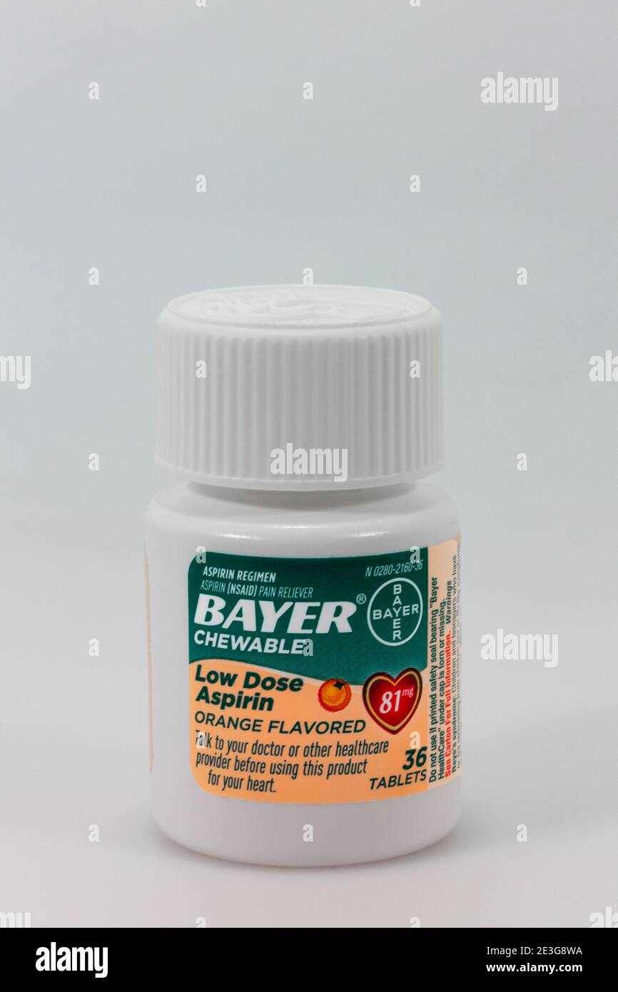 Contenant d'aspirine à faible dose Chewable Bayer et logo de marque commerciale Banque D'Images