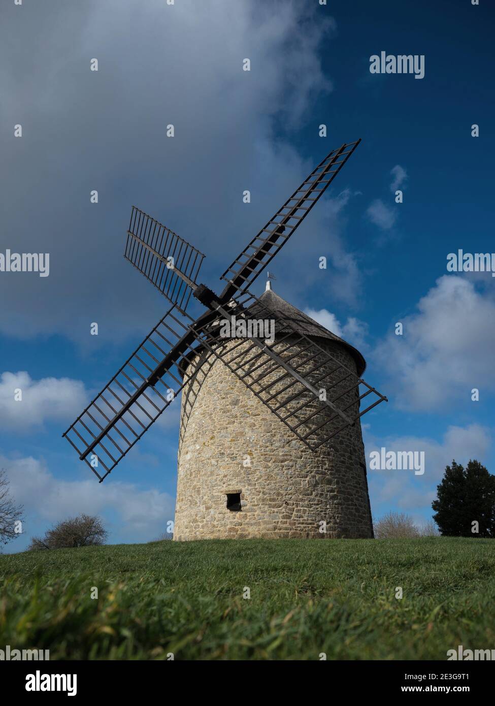 Ancien moulin à vent rustique historique sur une colline Mont Dol moulin Dol de Bretagne Saint Malo Ille et Vilaine Bretagne France Europe Banque D'Images