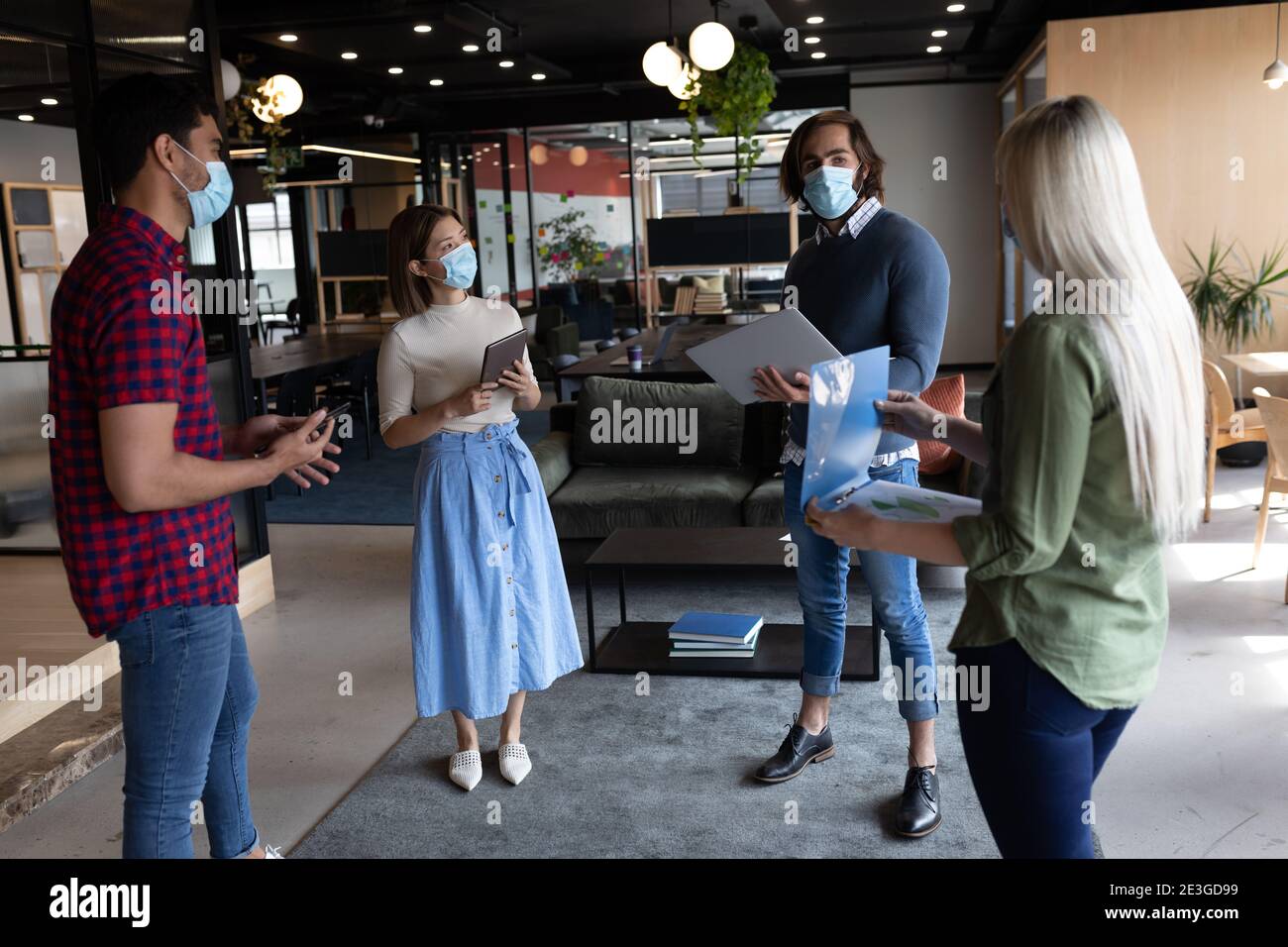 Divers groupes de professionnels travaillant dans un bureau créatif Banque D'Images