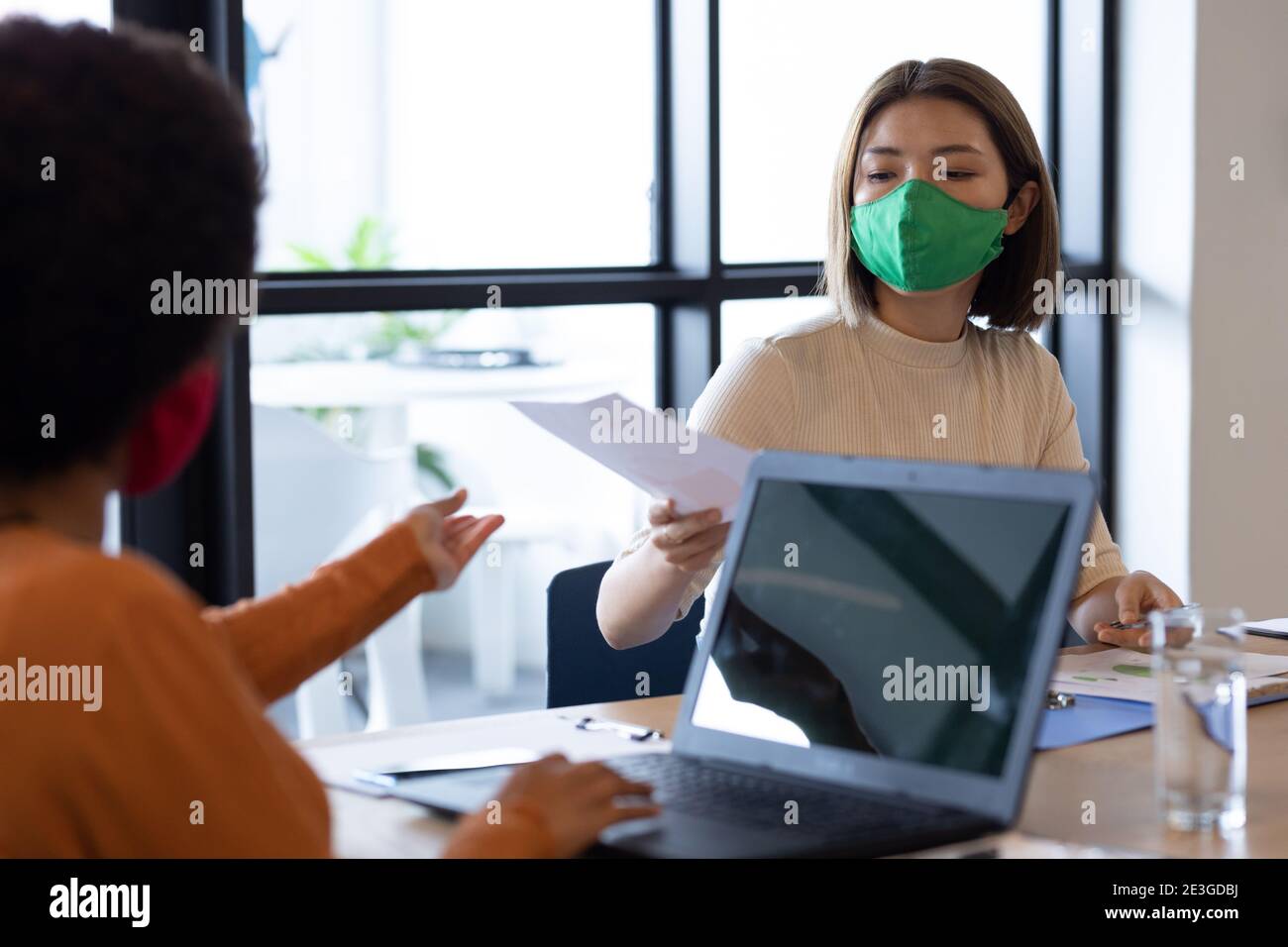 Deux femmes d'affaires diverses travaillant dans un bureau créatif Banque D'Images