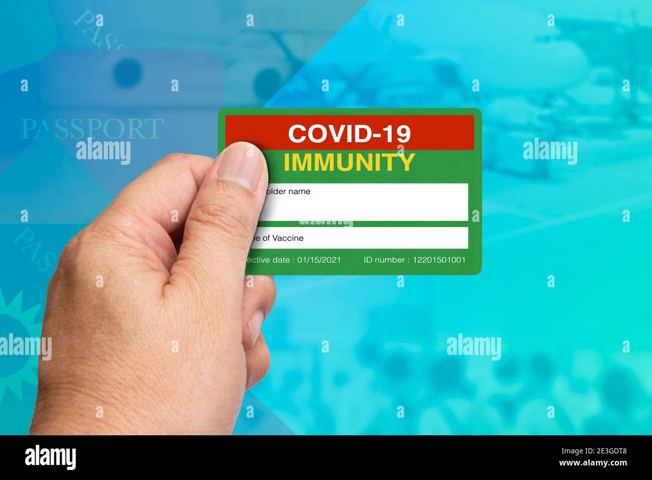 Main tenant la carte de certification immunitaire Covid-19. Banque D'Images Main tenant la carte de certification immunitaire Covid-19. Banque D'Images