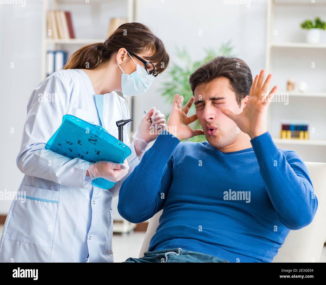 Le médecin contrôle de l'examen médical des patients au cours de l'oreille Banque D'Images