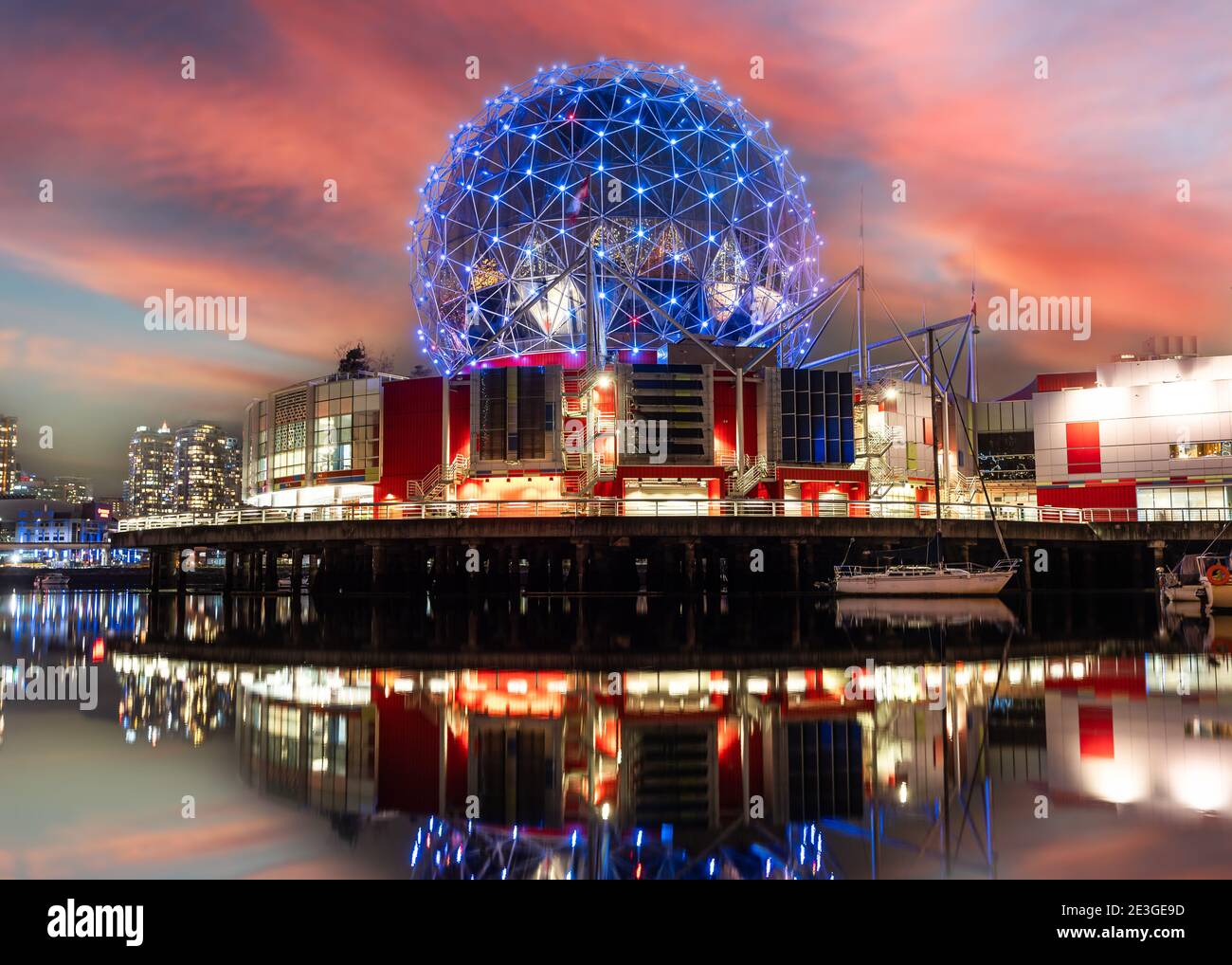 Vue nocturne du centre-ville de Vancouver sur False creek avec réflexion Sur l'eau de BC place et Science World Banque D'Images