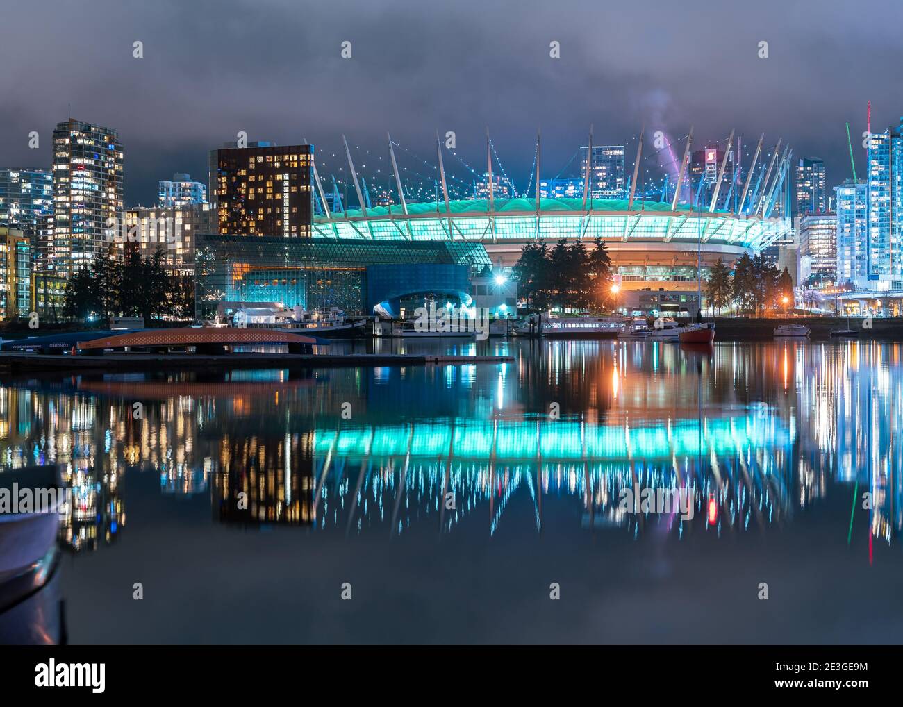 Vue nocturne du centre-ville de Vancouver sur False creek avec réflexion Sur l'eau de BC place et Science World Banque D'Images