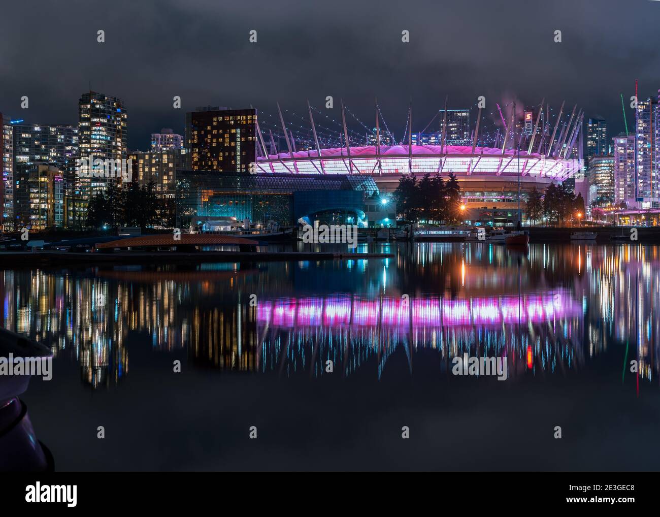 Vue nocturne du centre-ville de Vancouver sur False creek avec réflexion Sur l'eau de BC place et Science World Banque D'Images
