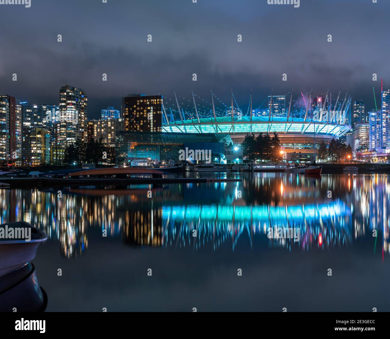 Vue nocturne du centre-ville de Vancouver sur False creek avec réflexion Sur l'eau de BC place et Science World Banque D'Images
