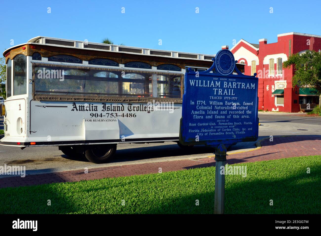 Un bus de visite d'époque de l'île Amelia trolleys, dans le quartier historique de Fernandina Beach, avec le signe historique pour le naturaliste, William Bartram, FL Banque D'Images