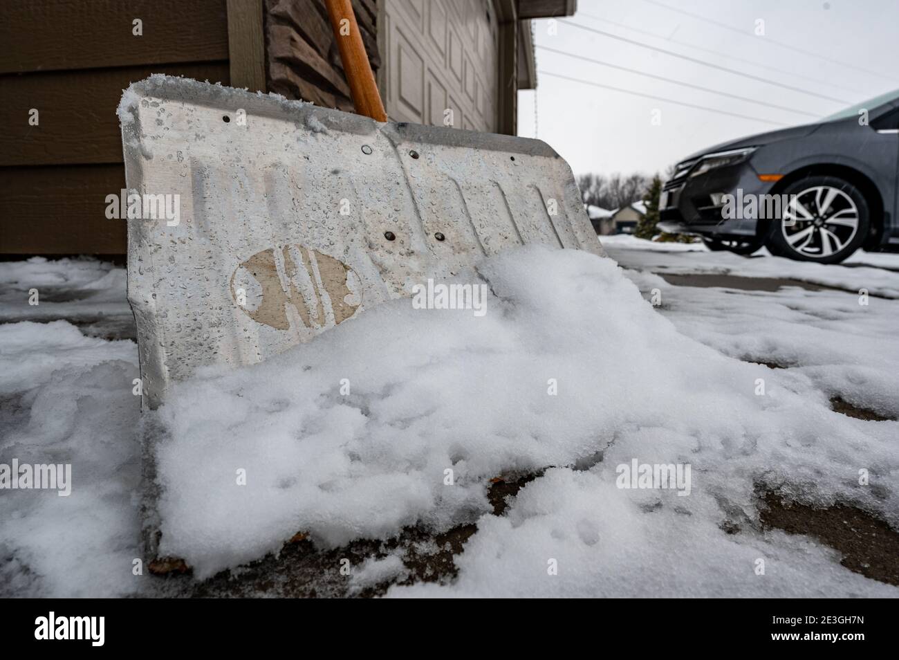 Déneigement manuel avec une longue pelle à manche Banque D'Images