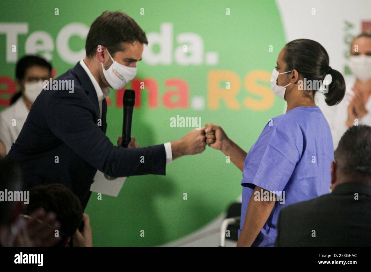 Porto Alegre, Rio Grande do Sul. 18 janvier 2021. PORTO ALEGRE (RS), 18/01/2021 - LANCAMENTOS DA CAMPANHA DE VACINACAO NO RIO GRANDE DO SUL -O Governador do Rio Grande do Sul Governador Eduardo Leite e o Prefeito do Porto Alegre, Sebastiao Melo participam no evento no Hospital de Clinicas que marcou o inicio da vacinacao contra coronavirus, Caugador da Covid-19, nesta segunda-feira (18). Aline marques da Silva e uma dos 5 primeiros gauchos a receber une primeira dose da vacina. Credit: Matheus PE/TheNEWS2/ZUMA Wire/Alay Live News Banque D'Images