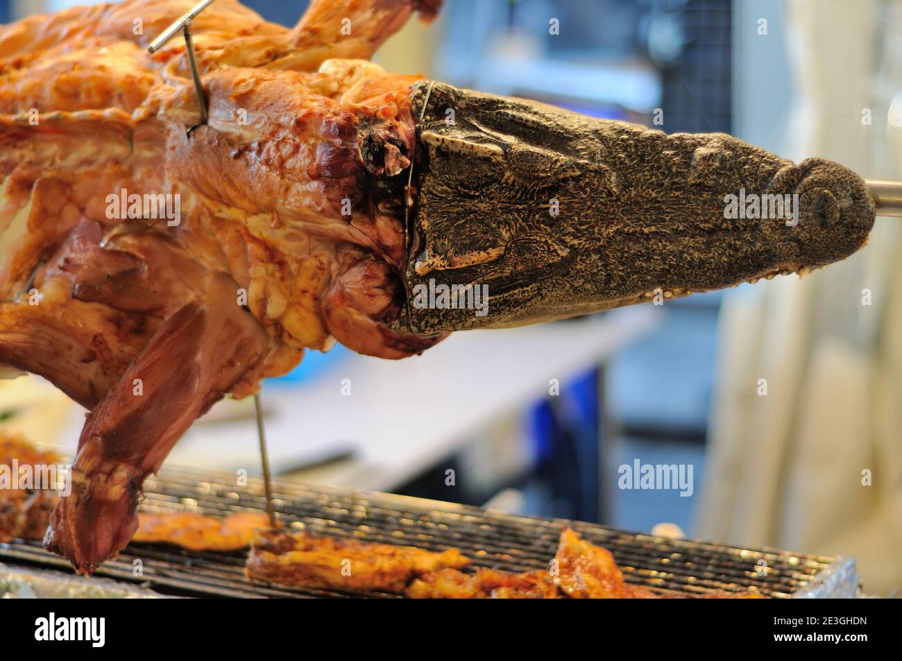 Viande de crocodile grillée vendue dans un marché de rue Banque D'Images