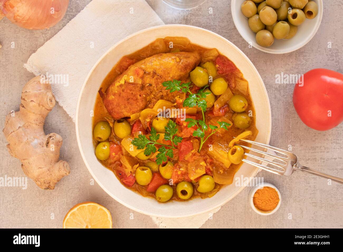 Assiette de tagine traditionnelle avec poulet, citron et olive Banque D'Images