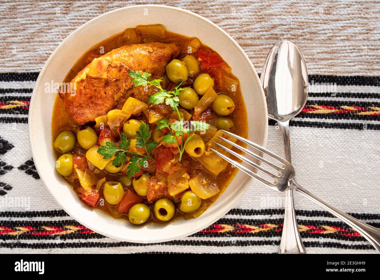 Assiette de tagine traditionnelle avec poulet, citron et olive Banque D'Images