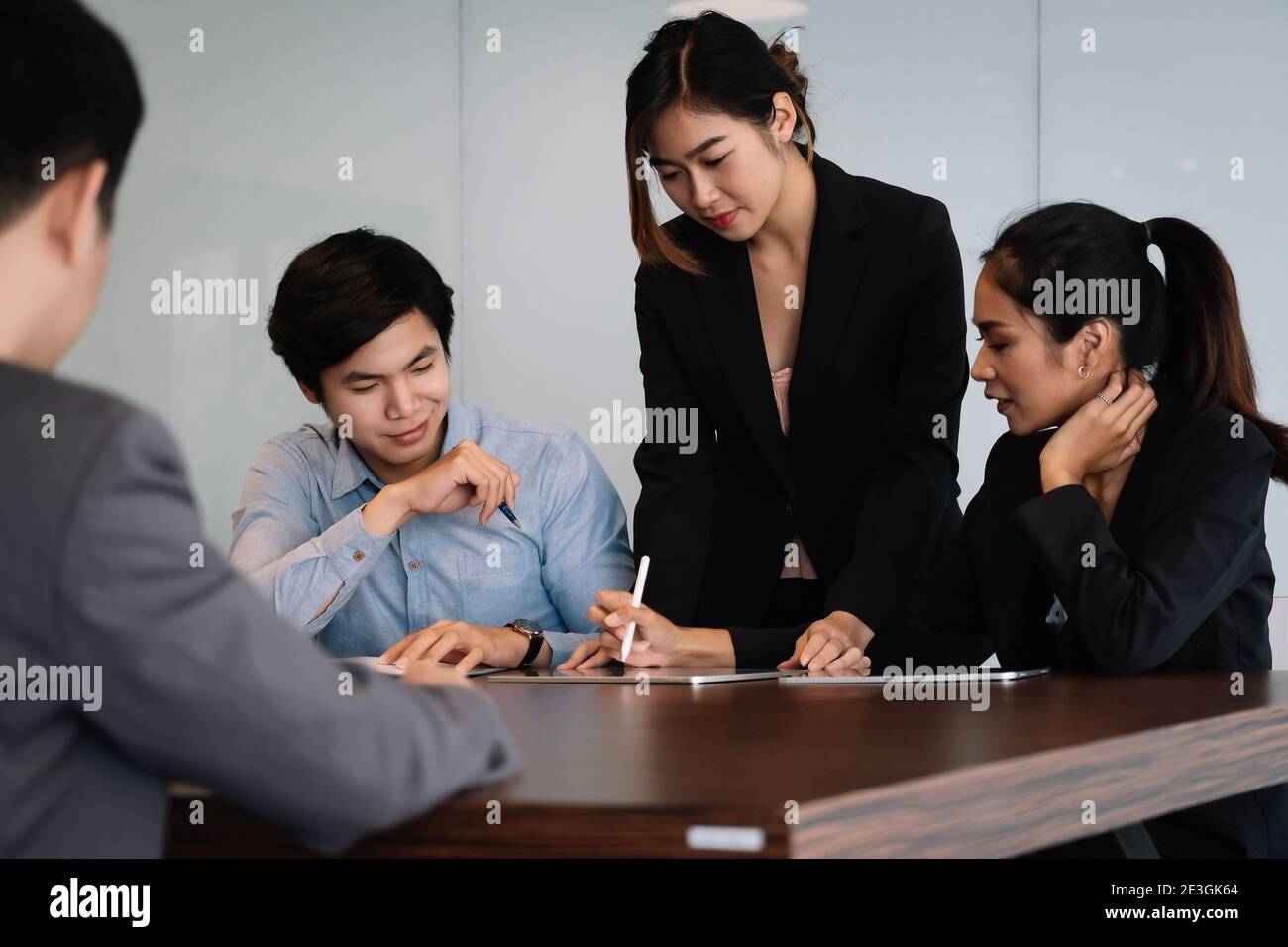 Démarrage diversité travail d'équipe concept de réunion de brainstorming.Business Team jeunes Asiatiques Collègues Banque D'Images