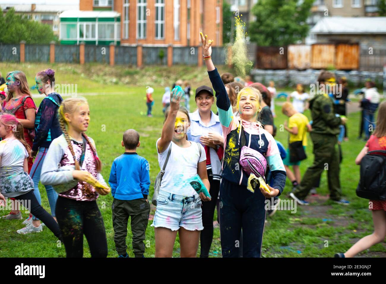 Région de Tcheliabinsk, Russie - juillet 2019. Festival de couleurs pour les enfants.Les enfants de différentes nationalités sont des amis au festival de couleurs. Banque D'Images