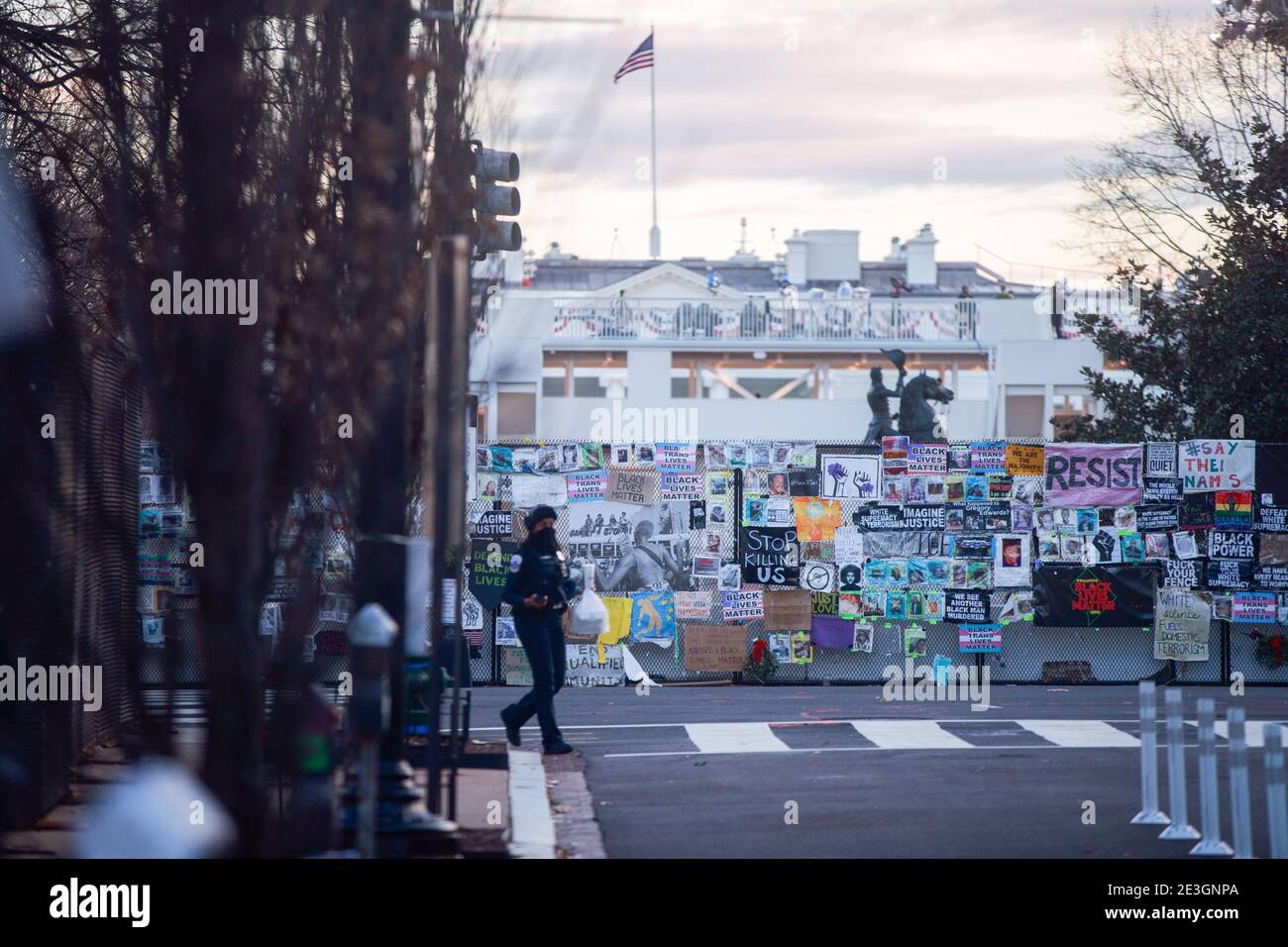 Washington, États-Unis. 18 janvier 2021. Les préparatifs de l'investiture du président élu des États-Unis Joe Biden sont vus près de la Maison Blanche au-delà d'un mur d'art de la matière de la vie noire (sur une clôture entourant la Maison Blanche) et la statue d'Andrew Jackson (dans le parc Lafayette) le jour Martin Luther King Jr. L'église où le président américain Donald J. Trump a tenu une bible à l'envers après que les manifestants de Black Lives Matter aient été gazés se trouve à gauche. Crédit : SOPA Images Limited/Alamy Live News Banque D'Images