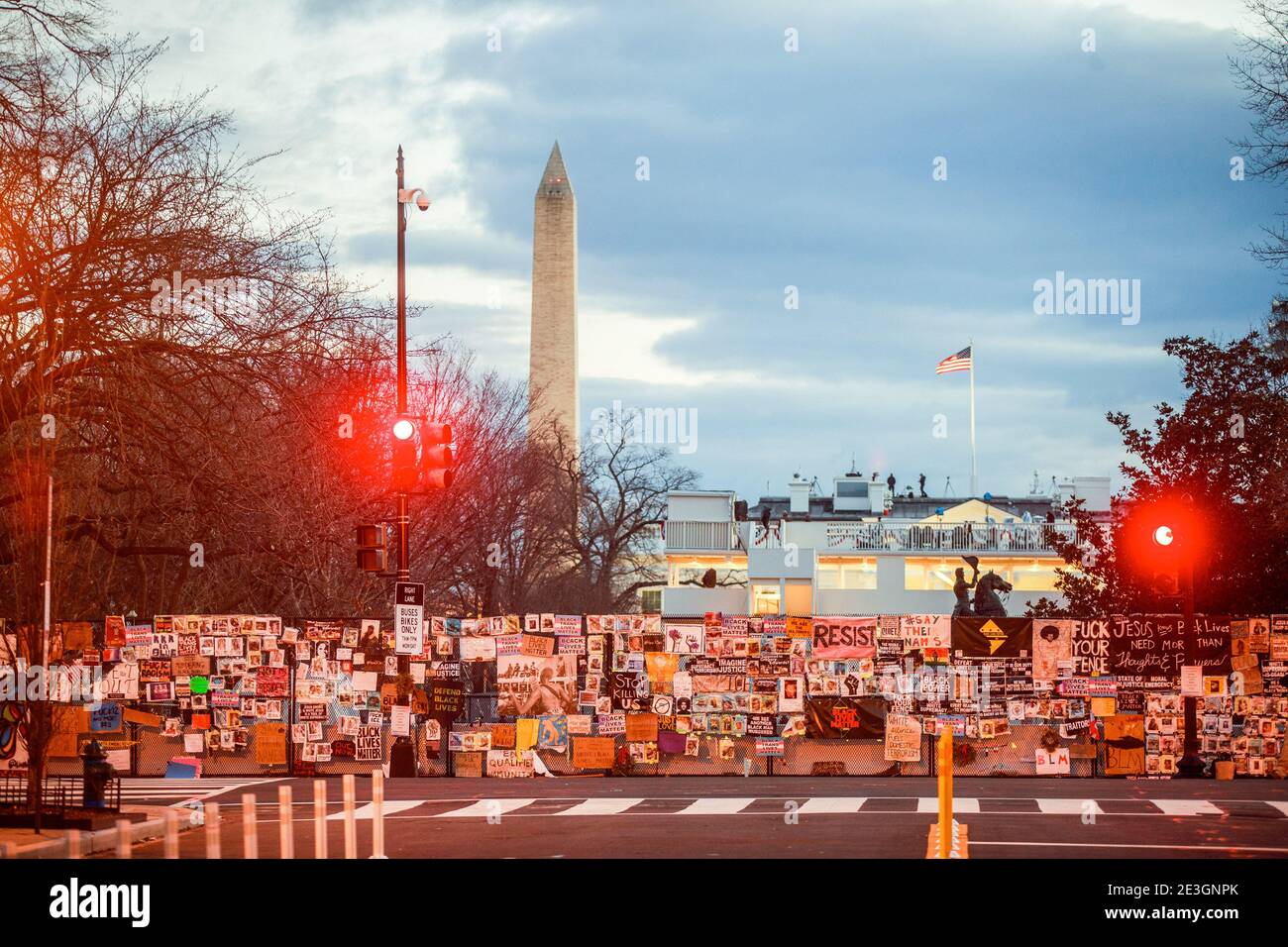 Washington, États-Unis. 18 janvier 2021. Les préparatifs de l'investiture du président élu des États-Unis Joe Biden sont vus près de la Maison Blanche au-delà d'un mur d'art de la matière de la vie noire (sur une clôture entourant la Maison Blanche) et la statue d'Andrew Jackson (dans le parc Lafayette) le jour Martin Luther King Jr. L'église où le président américain Donald J. Trump a tenu une bible à l'envers après que les manifestants de Black Lives Matter aient été gazés se trouve à gauche. Crédit : SOPA Images Limited/Alamy Live News Banque D'Images