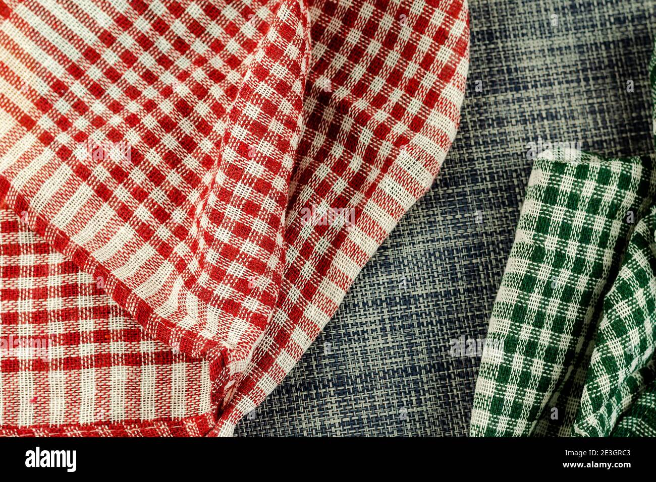 Serviette en tissu denim rouge et vert à carreaux bleus. Pose à plat. Personne. Banque D'Images