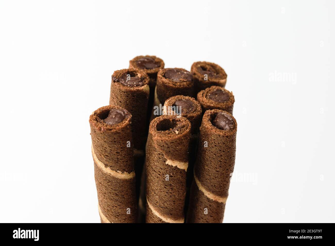 Rouleaux de cachets au chocolat sur fond blanc Banque D'Images