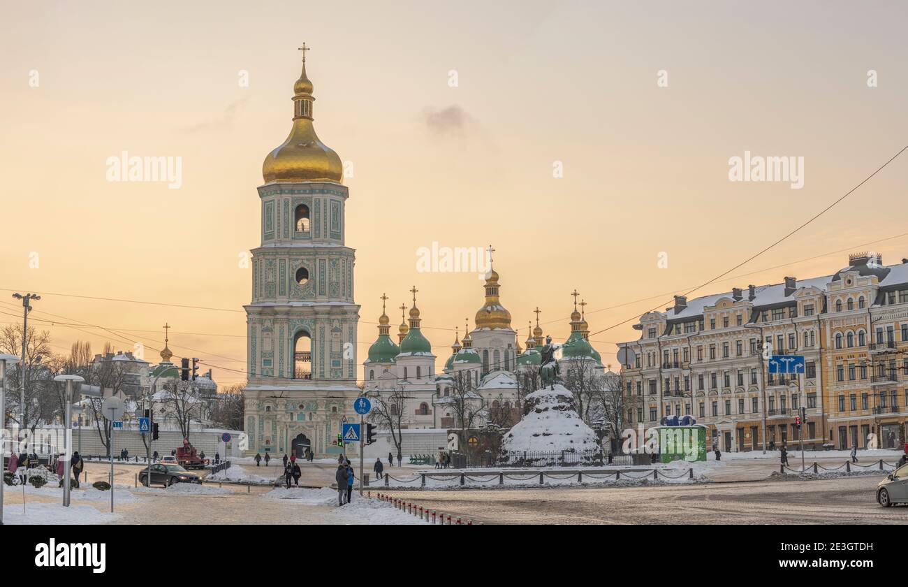 Coucher de soleil d'hiver sur la cathédrale Sainte-Sophie à Kiev, Ukraine Banque D'Images