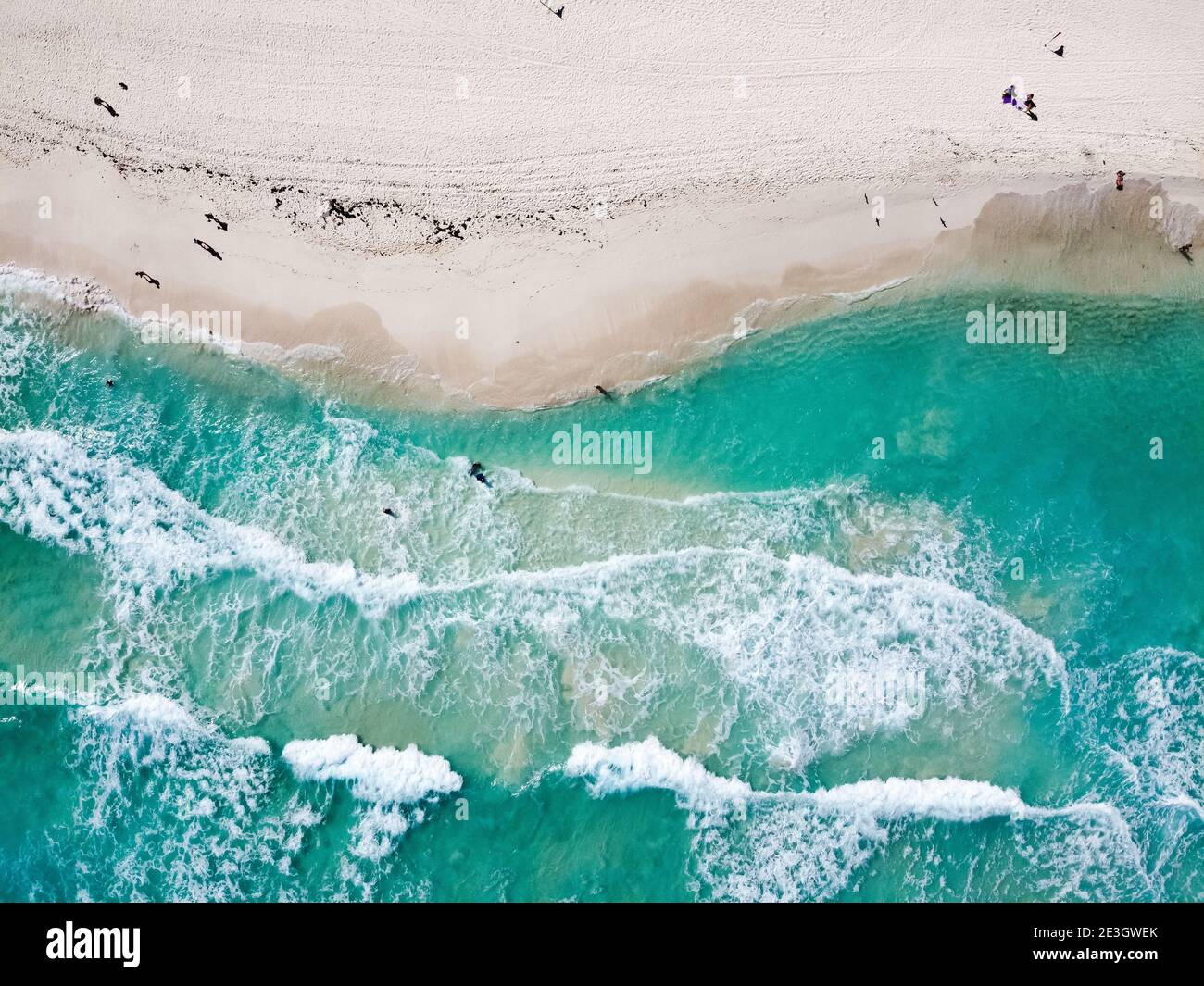Photo de drone Playa Ballenas, Cancun, Quintana Roo, Mexique. Seule la mer bleue des caraïbes et les plages de sable blanc peuvent être vues Banque D'Images