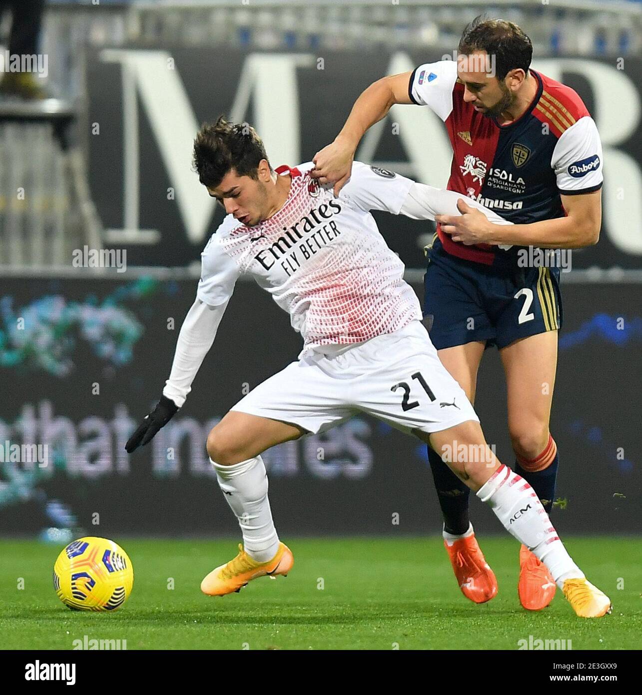 Cagliari, Italie. 18 janvier 2021. Le Brahim Diaz (L) d'AC Milan vie avec Diego Godin de Cagliari lors d'une série UN match de football entre Cagliari et l'AC Milan à Cagliari, Italie, 18 janvier 2021. Credit: Daniele Mascolo/Xinhua/Alay Live News Banque D'Images