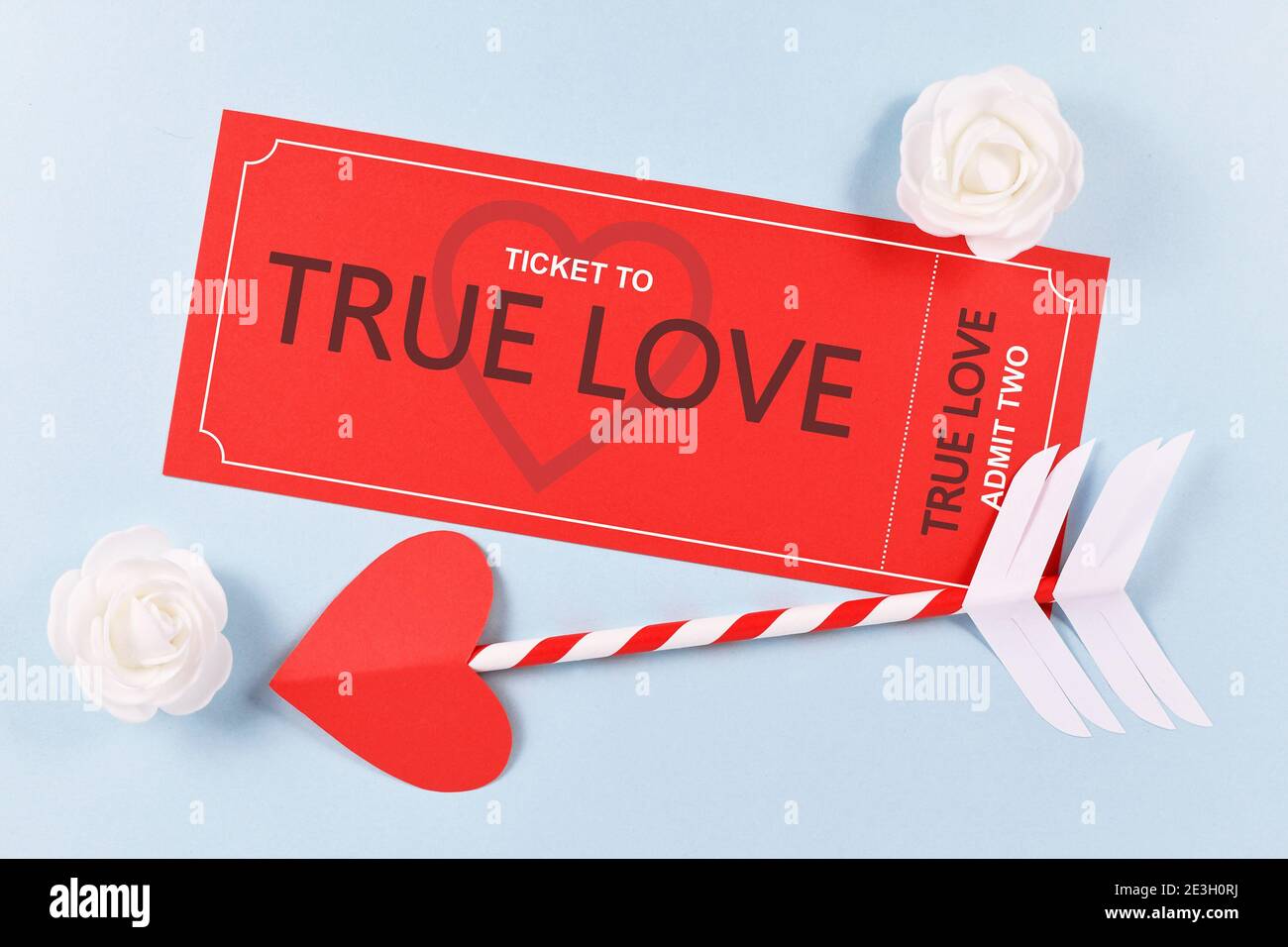 Billet rouge « True Love » et flèche cupid sur fond bleu Pour la Saint-Valentin Banque D'Images