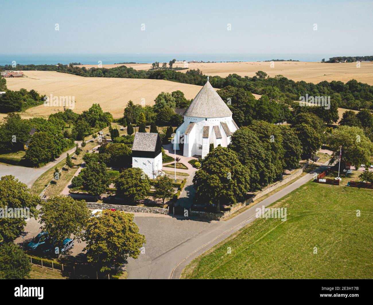 Vue aérienne de l'église Osterlars à Bornholm, Danemark Banque D'Images