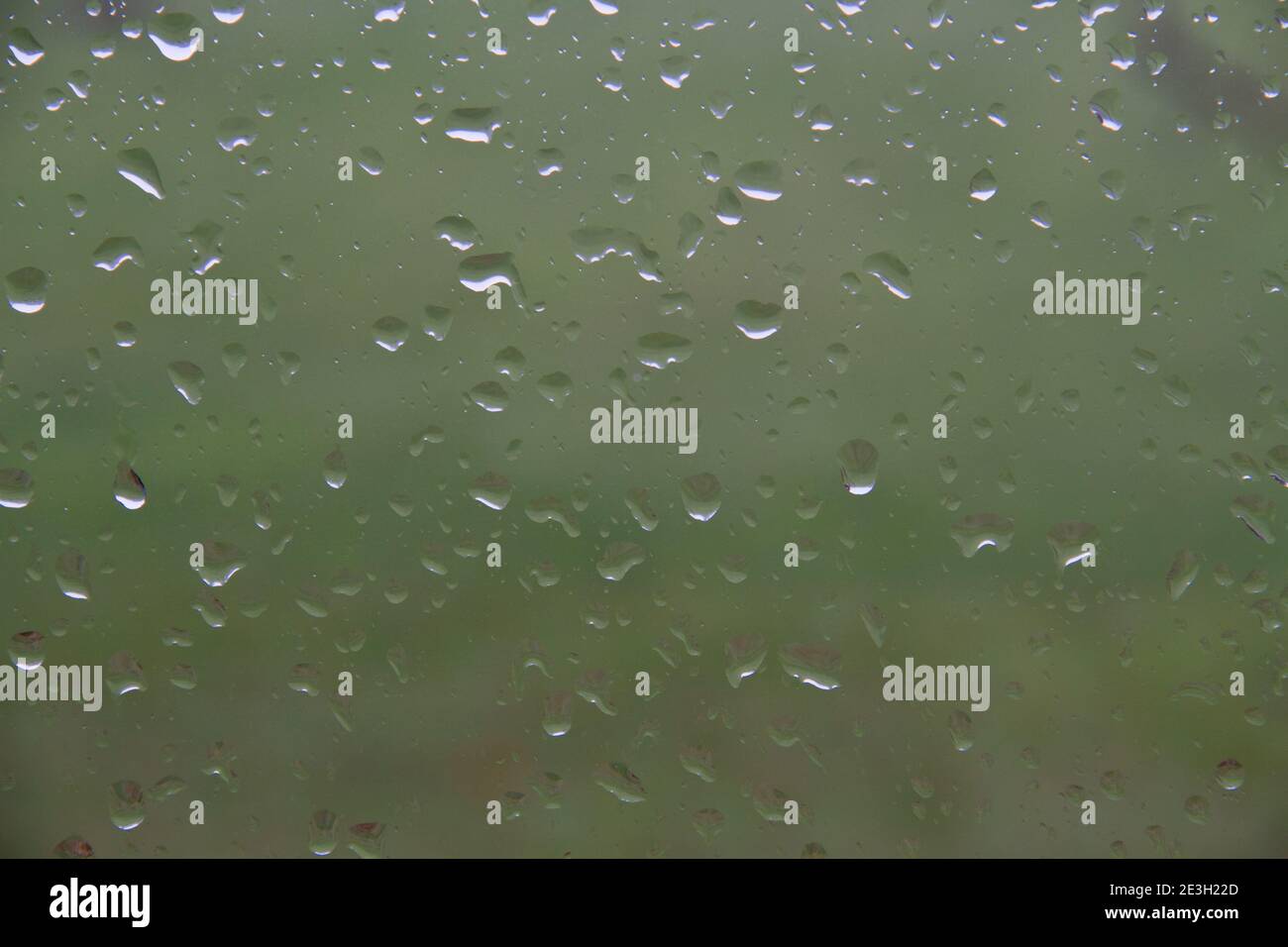 Jour de drizzly: Gouttes de pluie sur la fenêtre, vue de l'intérieur. Banque D'Images