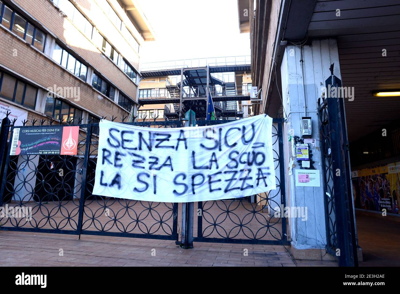 Roma, Lunedì 18 gennaio 2021, riapertura in presenza delle scuole medie superori, ma senza studenti che si rifiutano di entrare in scuole non allineate e sicure al contrasto della pandemia da Covid 19. Banque D'Images