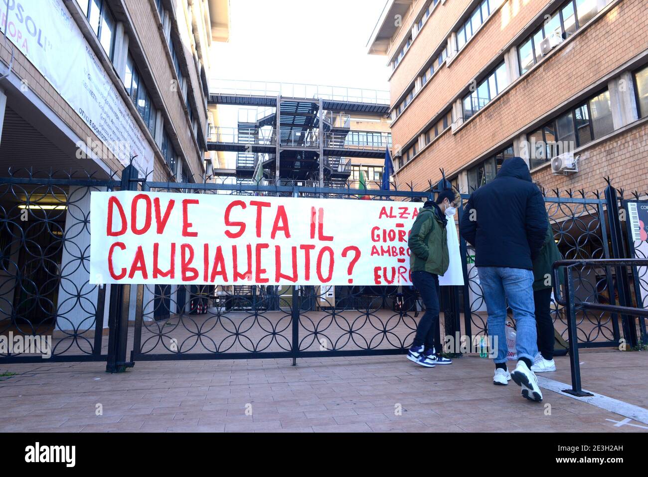 Roma, Lunedì 18 gennaio 2021, riapertura in presenza delle scuole medie superori, ma senza studenti che si rifiutano di entrare in scuole non allineate e sicure al contrasto della pandemia da Covid 19. Banque D'Images