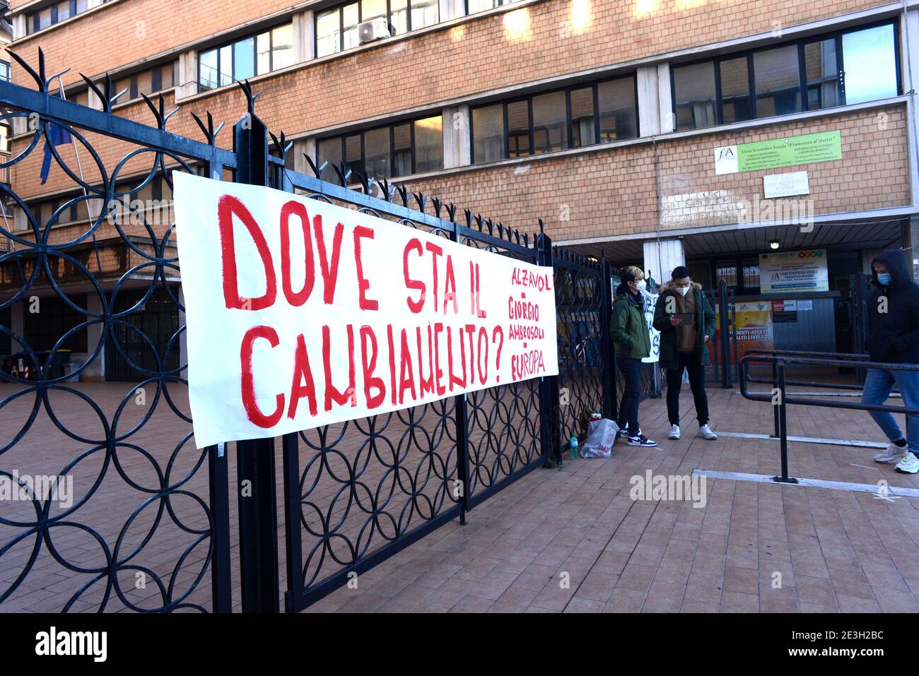Roma, Lunedì 18 gennaio 2021, riapertura in presenza delle scuole medie superori, ma senza studenti che si rifiutano di entrare in scuole non allineate e sicure al contrasto della pandemia da Covid 19. Banque D'Images