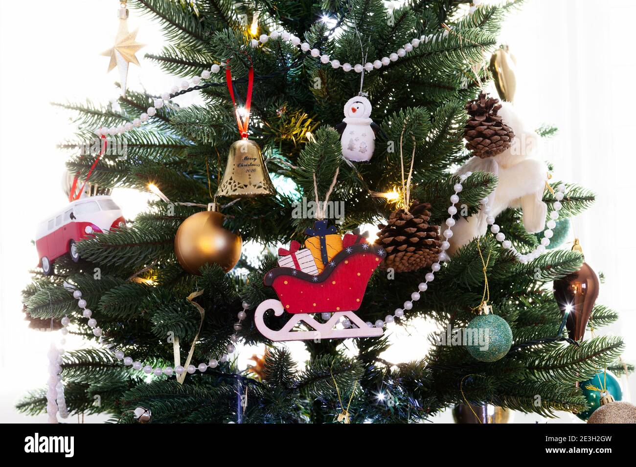 Arbre de Noël rétroéclairé avec décorations pour arbres de Noël prises dans le jour Banque D'Images