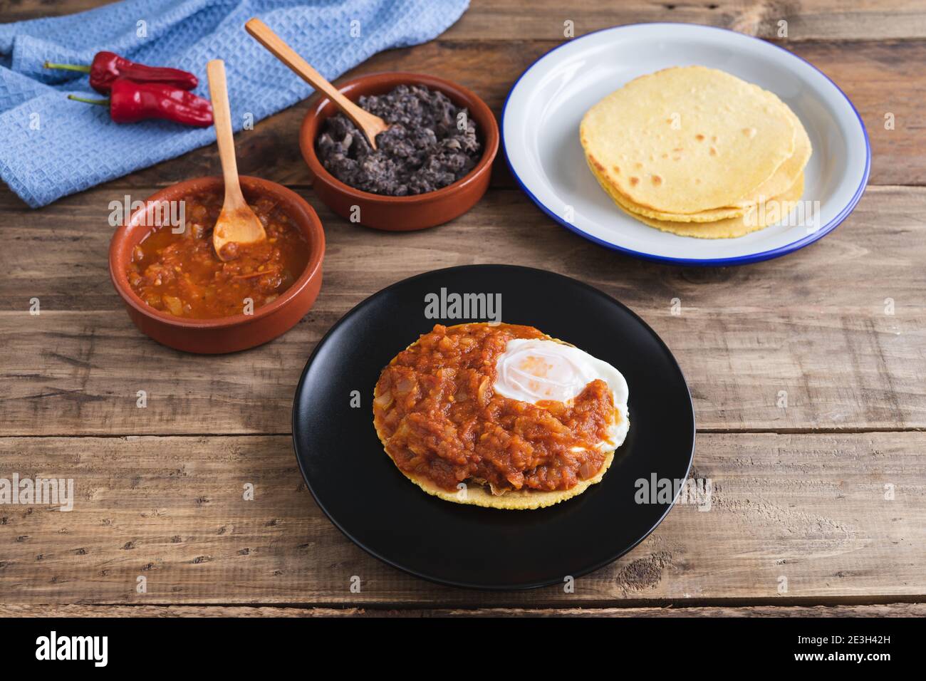 Plat huevos rancheros, petit déjeuner mexicain sur une base en bois. Cuisine mexicaine. Copier l'espace. Banque D'Images
