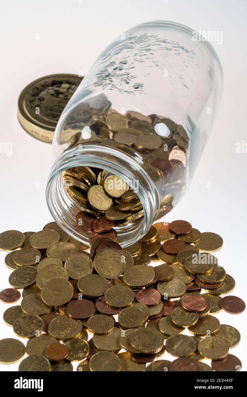 Pièces, pièces en euros, pièces en cents, un cent, deux cents, cinq cents, dix cents, vingt cents, cinquante cents, pièces en argent, recueillies dans un pot de conservation, Banque D'Images