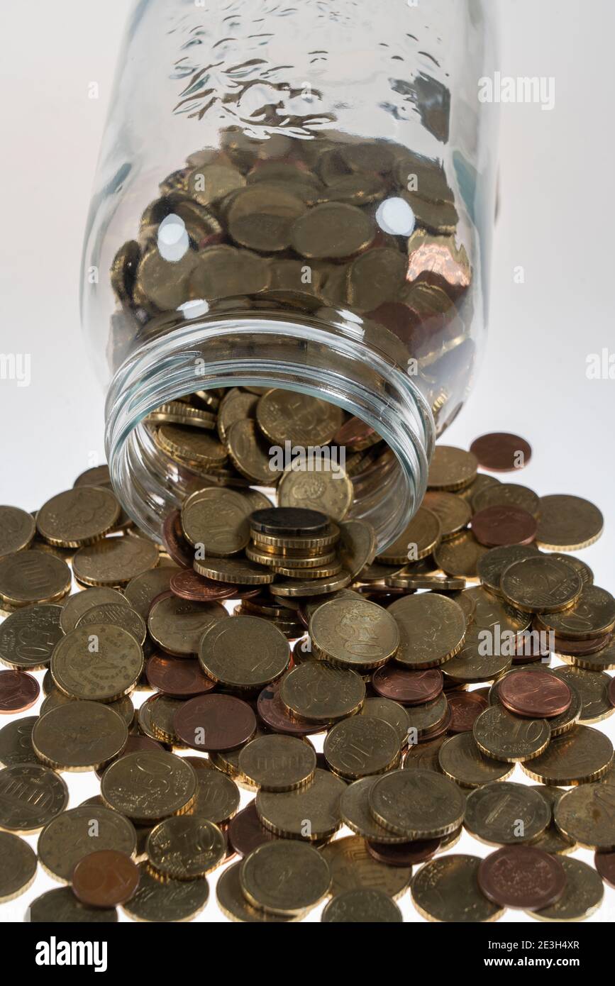 Pièces, pièces en euros, pièces en cents, un cent, deux cents, cinq cents, dix cents, vingt cents, cinquante cents, pièces en argent, recueillies dans un pot de conservation, Banque D'Images
