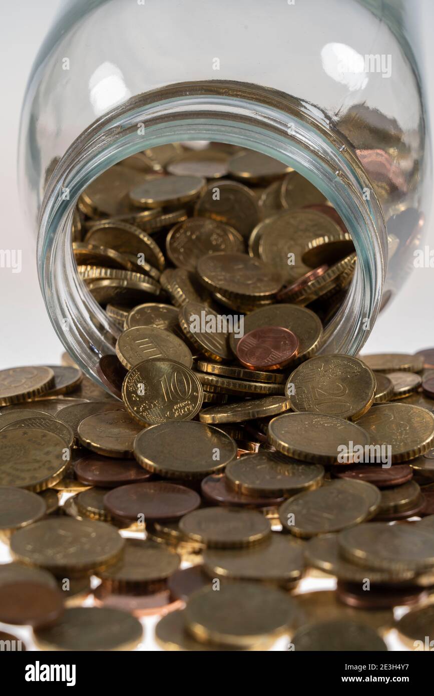 Pièces, pièces en euros, pièces en cents, un cent, deux cents, cinq cents, dix cents, vingt cents, cinquante cents, pièces en argent, recueillies dans un pot de conservation, Banque D'Images