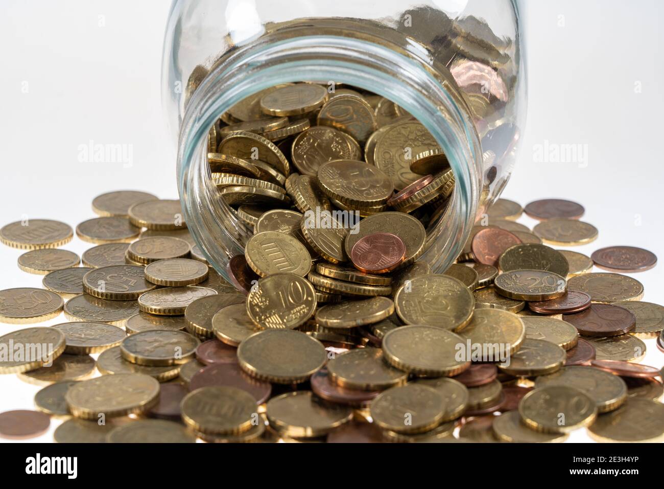Pièces, pièces en euros, pièces en cents, un cent, deux cents, cinq cents, dix cents, vingt cents, cinquante cents, pièces en argent, recueillies dans un pot de conservation, Banque D'Images