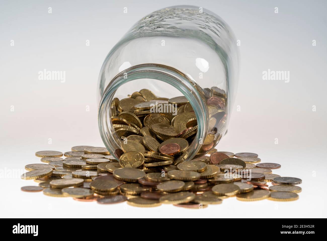 Pièces, pièces en euros, pièces en cents, un cent, deux cents, cinq cents, dix cents, vingt cents, cinquante cents, pièces en argent, recueillies dans un pot de conservation, Banque D'Images