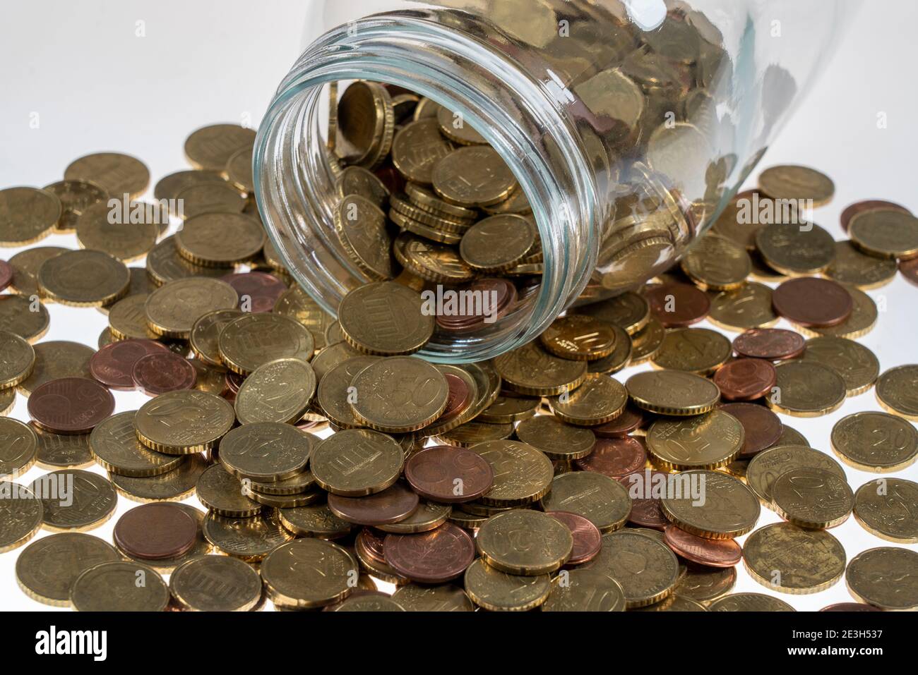 Pièces, pièces en euros, pièces en cents, un cent, deux cents, cinq cents, dix cents, vingt cents, cinquante cents, pièces en argent, recueillies dans un pot de conservation, Banque D'Images