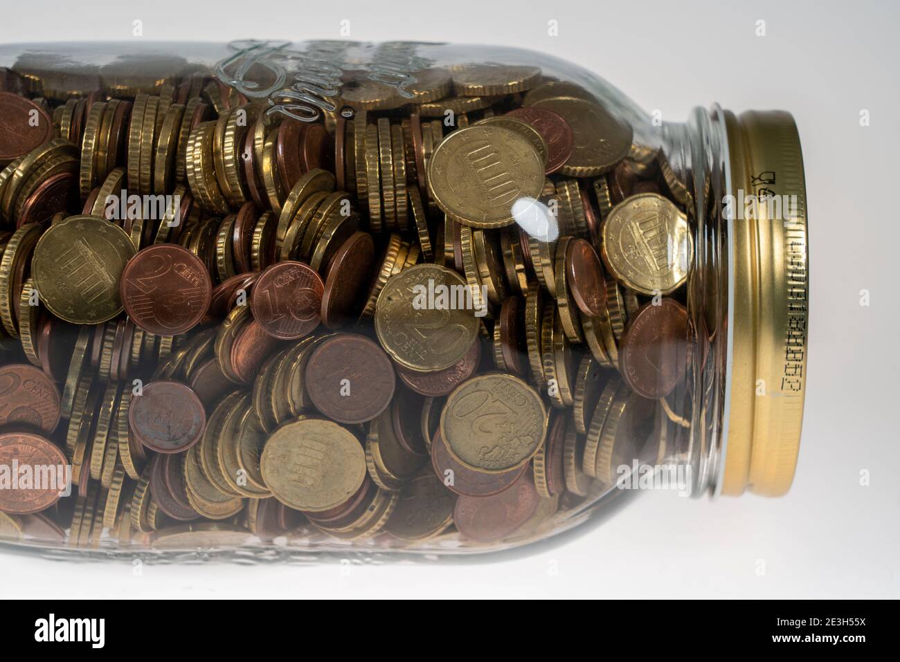 Pièces, pièces en euros, pièces en cents, un cent, deux cents, cinq cents, dix cents, vingt cents, cinquante cents, pièces en argent, recueillies dans un pot de conservation, Banque D'Images