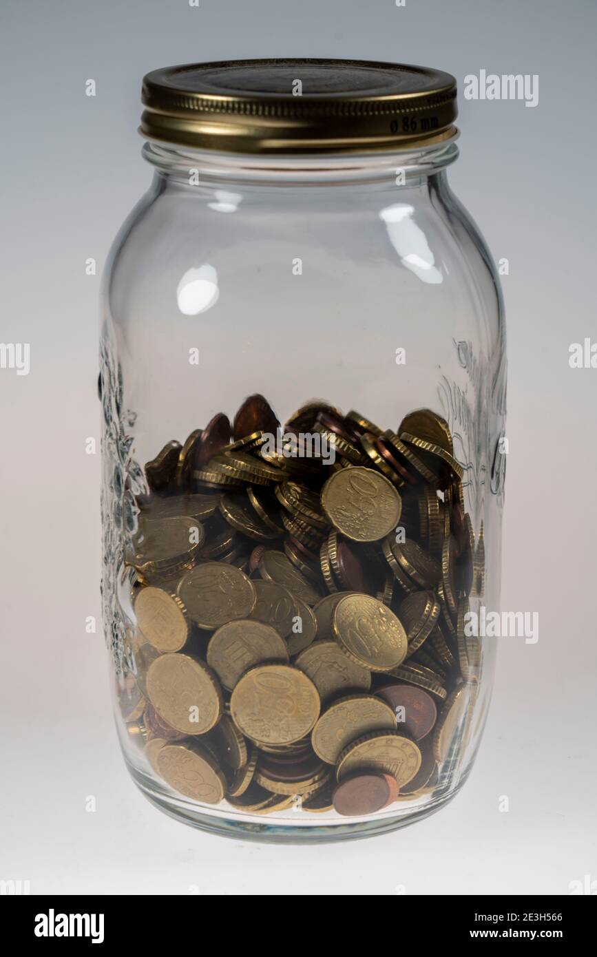 Pièces, pièces en euros, pièces en cents, un cent, deux cents, cinq cents, dix cents, vingt cents, cinquante cents, pièces en argent, recueillies dans un pot de conservation, Banque D'Images