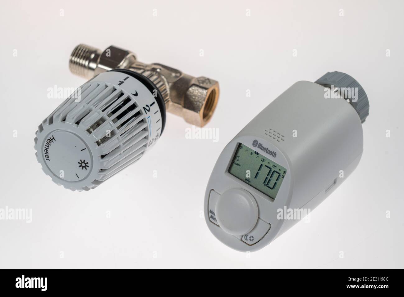Thermostats de chauffage, thermostats numériques et manuels, pour le contrôle de la chaleur sur les systèmes de chauffage, Banque D'Images