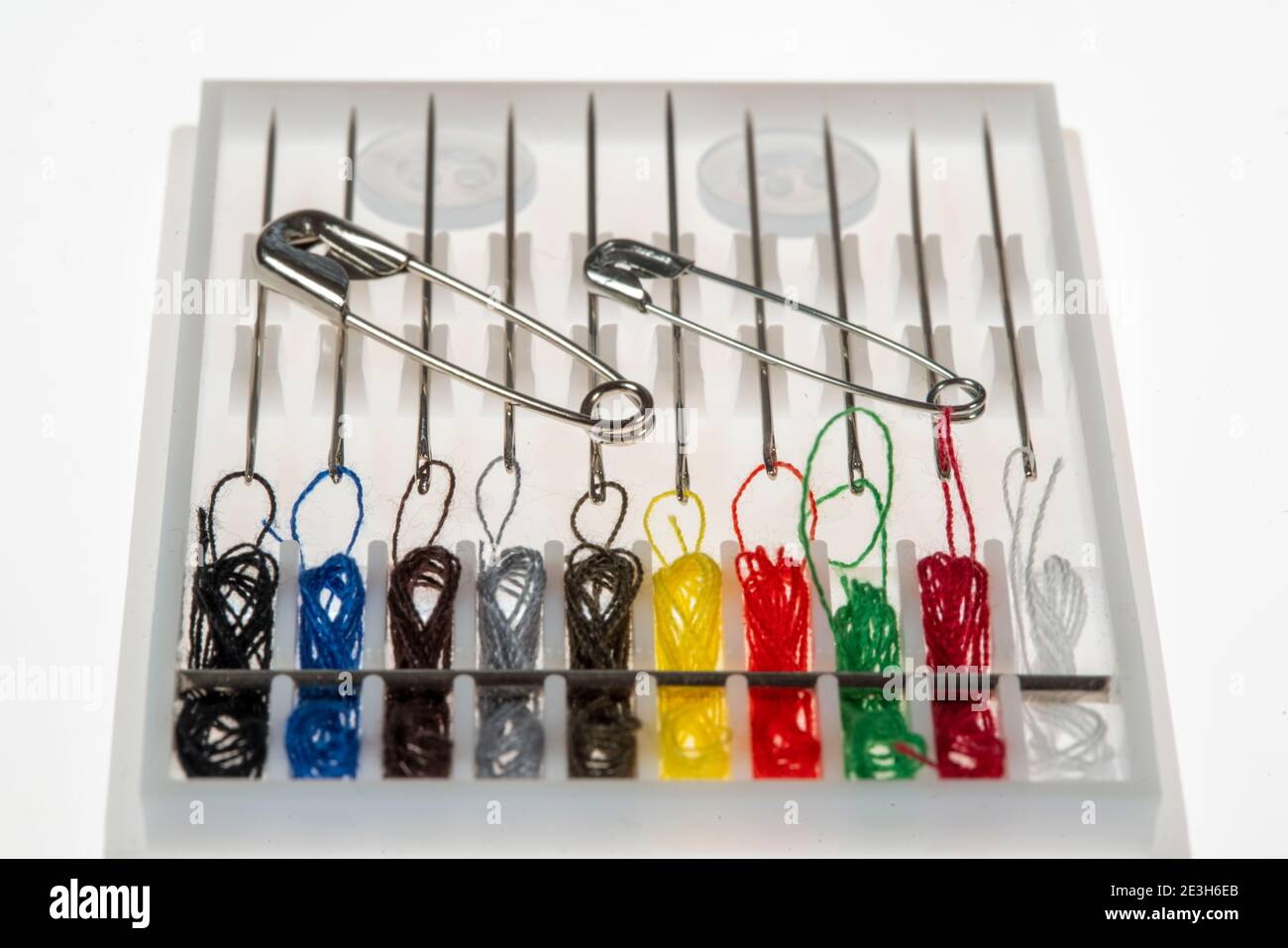 Kit de couture, fil à coudre et aiguilles, déjà fileté, différentes couleurs, prêt à coudre, épingles de sécurité, boutons de rechange, commodités de l'hôtel, Banque D'Images