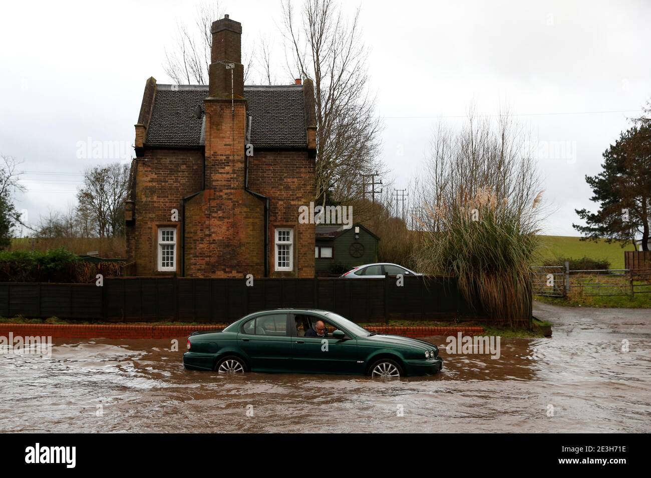 Hathern, Leicestershire, Royaume-Uni. 19 janvier 2021. Météo au Royaume-Uni. Un homme regarde de sa voiture après s'être retrouvé coincé dans les eaux d'inondation. Storm Christoph est sur le fait d'apporter des inondations généralisées dans certaines parties de l'Angleterre. Credit Darren Staples/Alay Live News. Banque D'Images