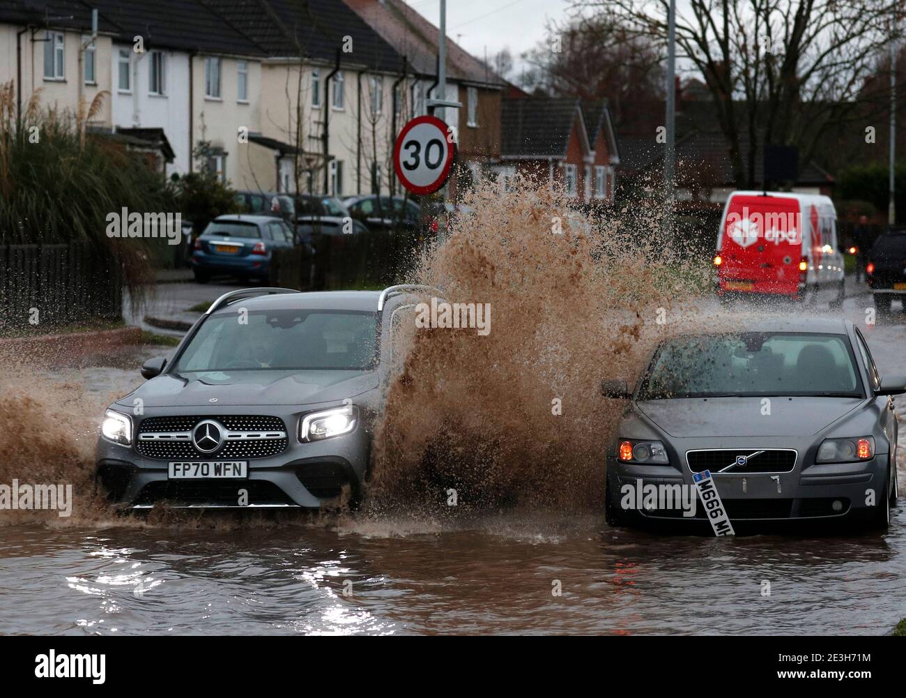 Hathern, Leicestershire, Royaume-Uni. 19 janvier 2021. Météo au Royaume-Uni. Une Mercedes est conduite au-delà d'une voiture Volvo échouée dans les eaux d'inondation. Storm Christoph est sur le fait d'apporter des inondations généralisées dans certaines parties de l'Angleterre. Credit Darren Staples/Alay Live News. Banque D'Images