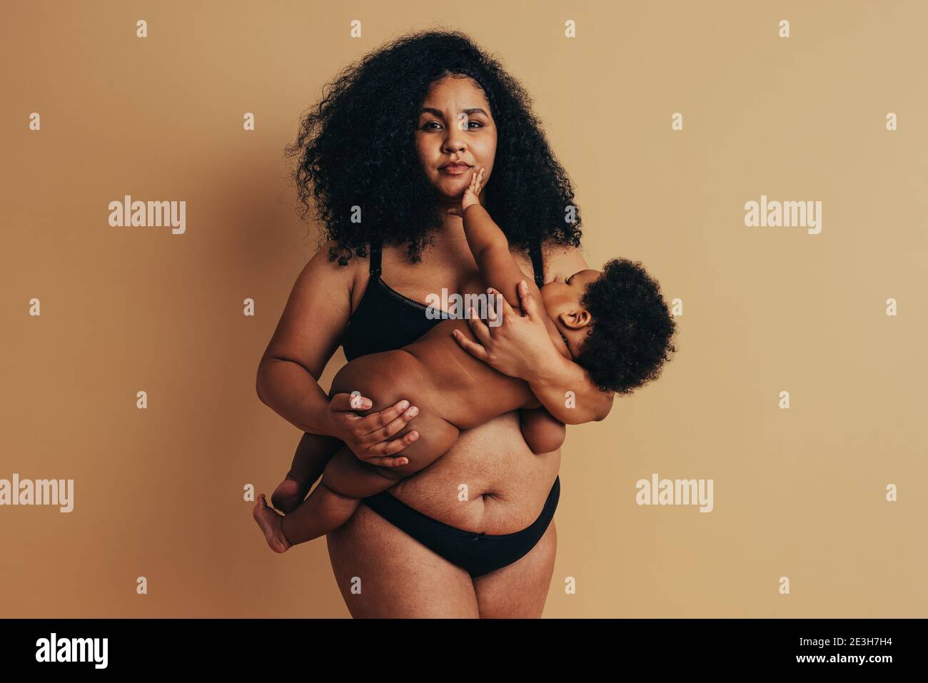 Mère post-partum allaitant son bébé. Femme africaine qui allaite son bébé. Banque D'Images